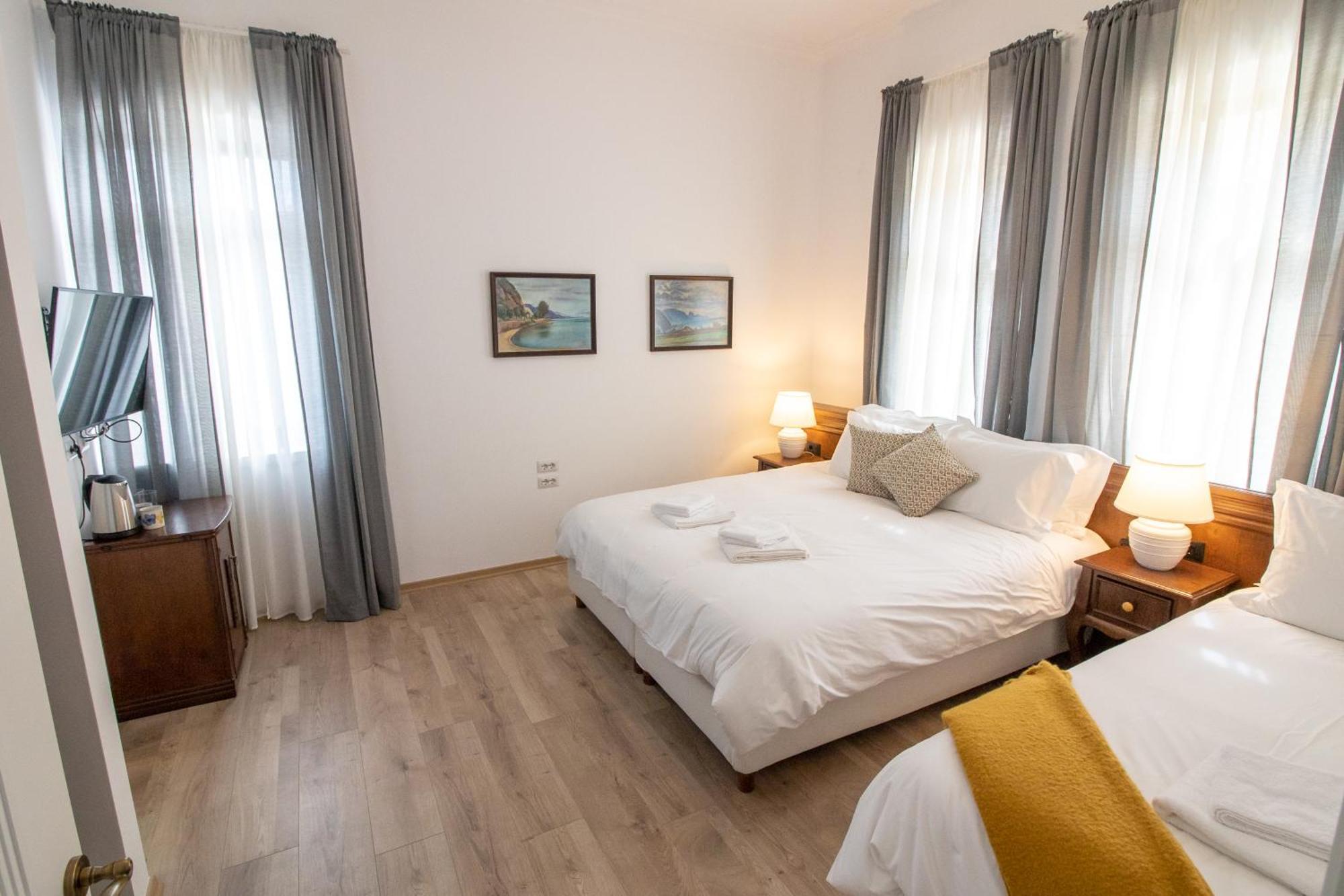 Seven Cafe & Hotel Pogradec Exteriör bild