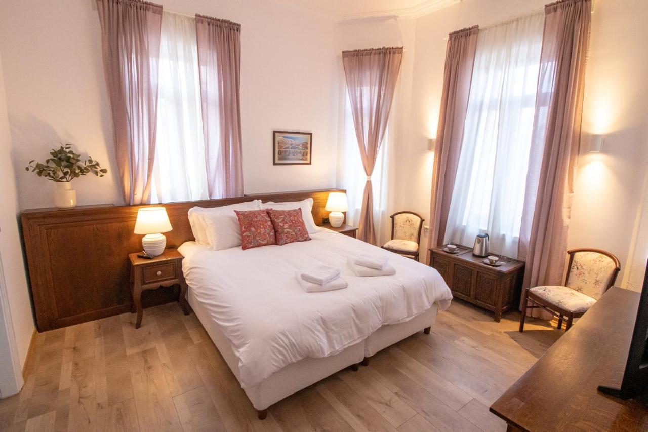 Seven Cafe & Hotel Pogradec Exteriör bild