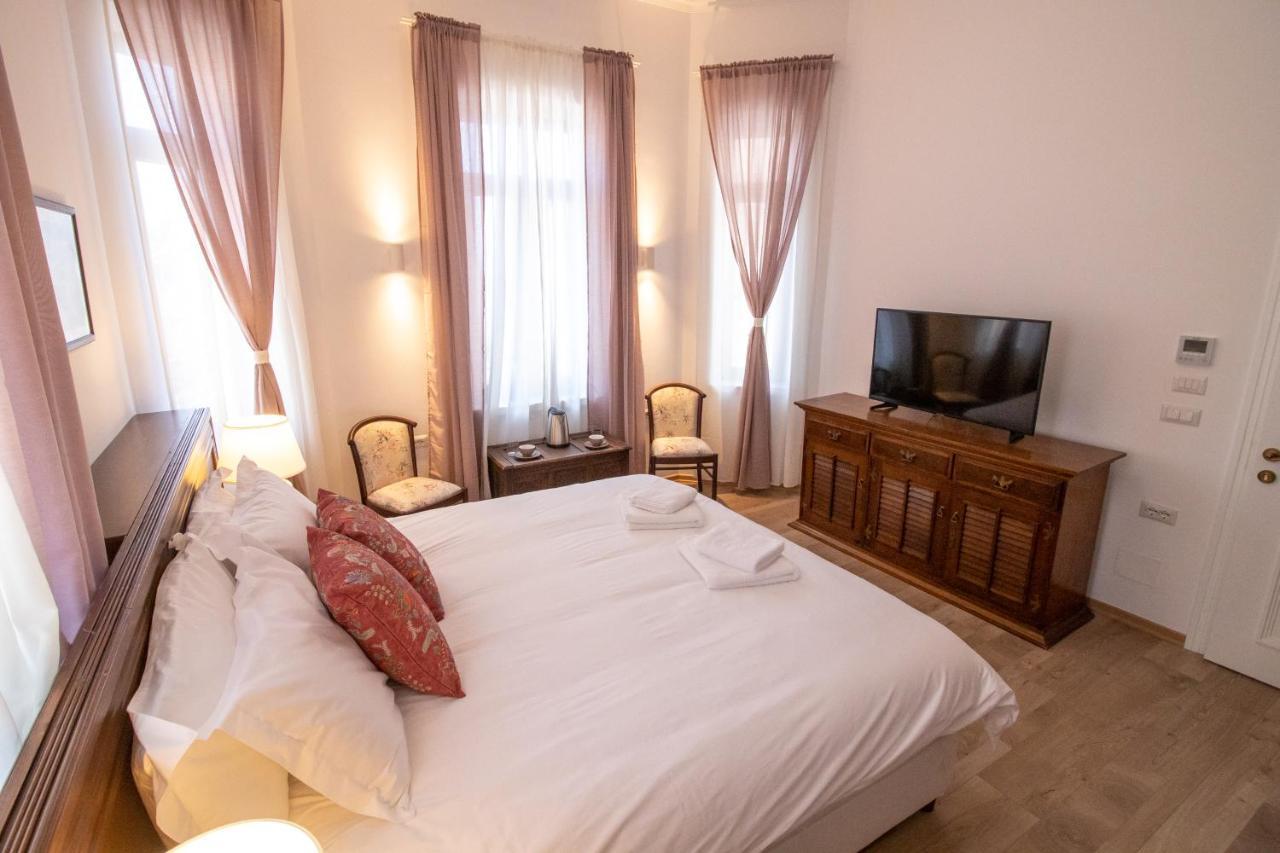 Seven Cafe & Hotel Pogradec Exteriör bild